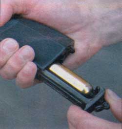 Процесс зарядки обоймы в пистолет